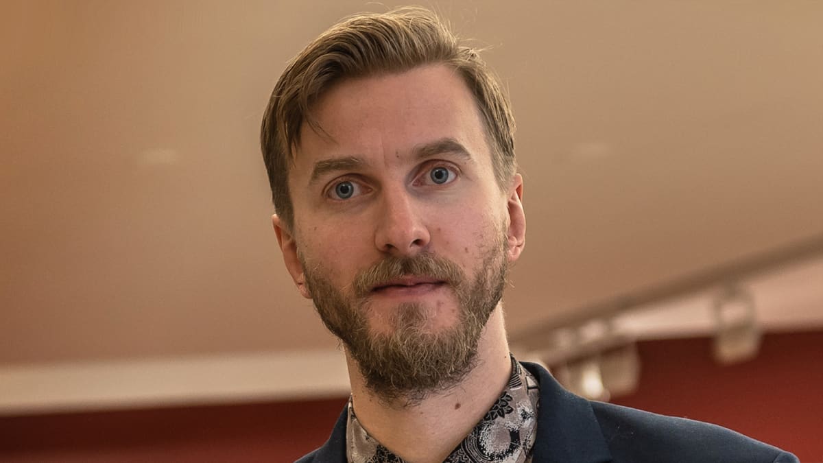 Marraskuun ryhmä -näyttelyn kuraattori, taidehistorioitsija Max Fritze.