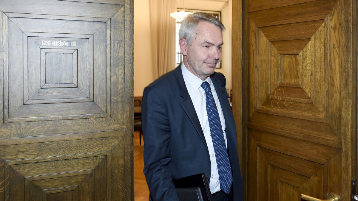 Vihreiden kansanedustaja Pekka Haavisto poistuu vihreiden eduskuntaryhmän kokouksesta eduskunnassa Helsingissä torstaina 25. lokakuuta