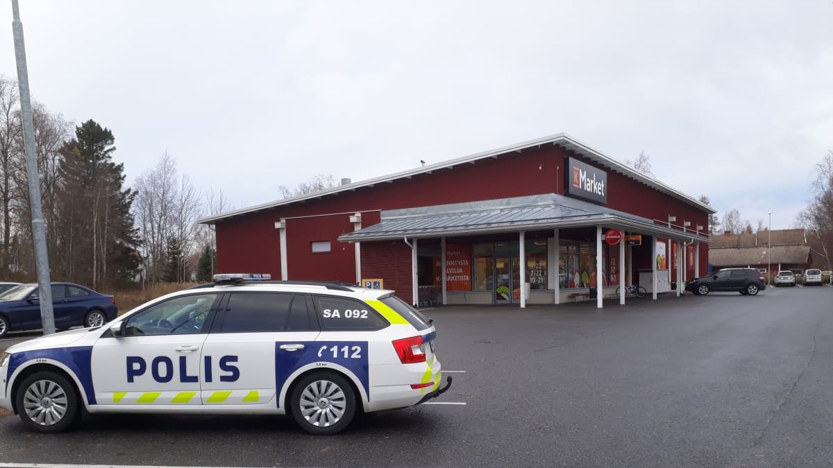 Poliisiauto Merikarvian K-Marketin pihassa.