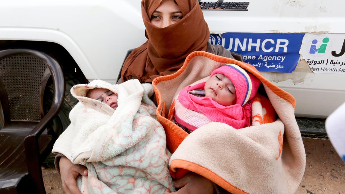 Syyrian pakolainen kahden pienen lapsen kanssa YK:n johtamalla terveusklinikalla.