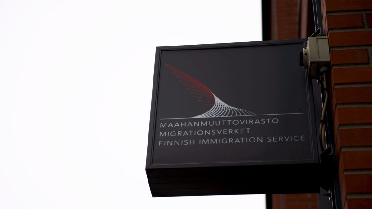 Maahanmuuttoviraston kyltti Helsingissä.
