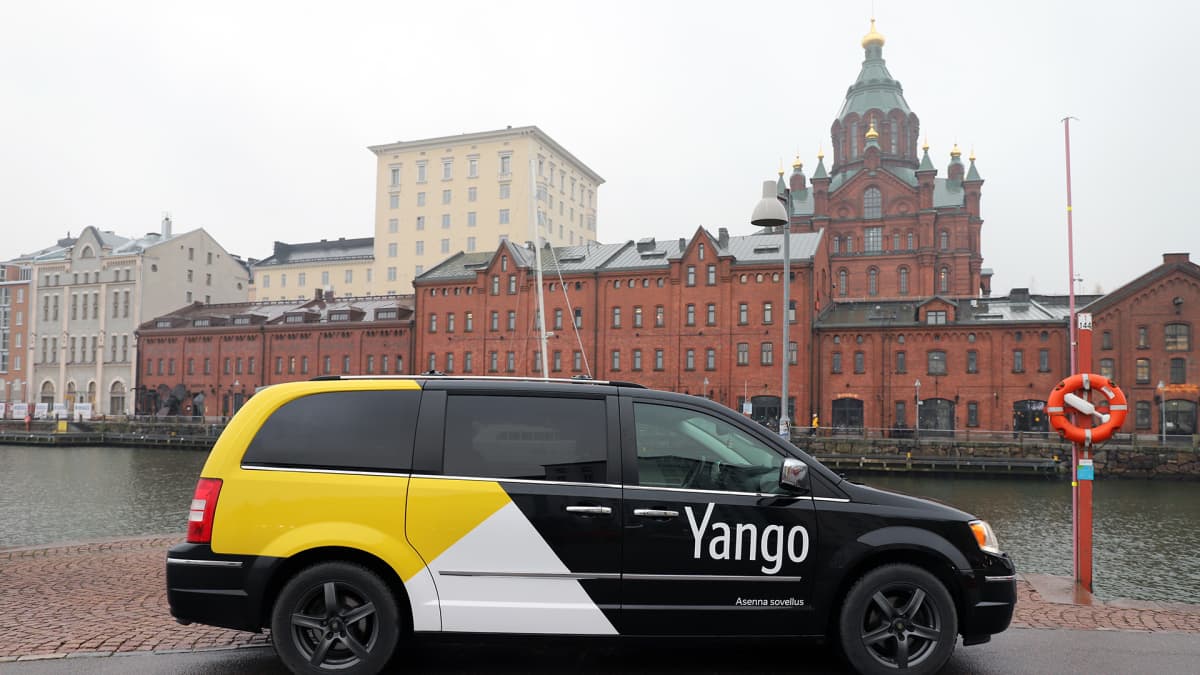 Yango taksi Uspenskin katedraalin edessä