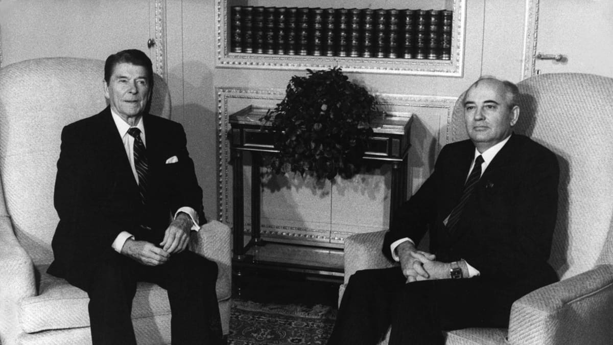 Yhdysvaltain presidentti Ronald Reagan ja Neuvostoliiton pääsihteeri Mihail Gorbatšov tapasivat Genevessä Sveitsissä 1985.