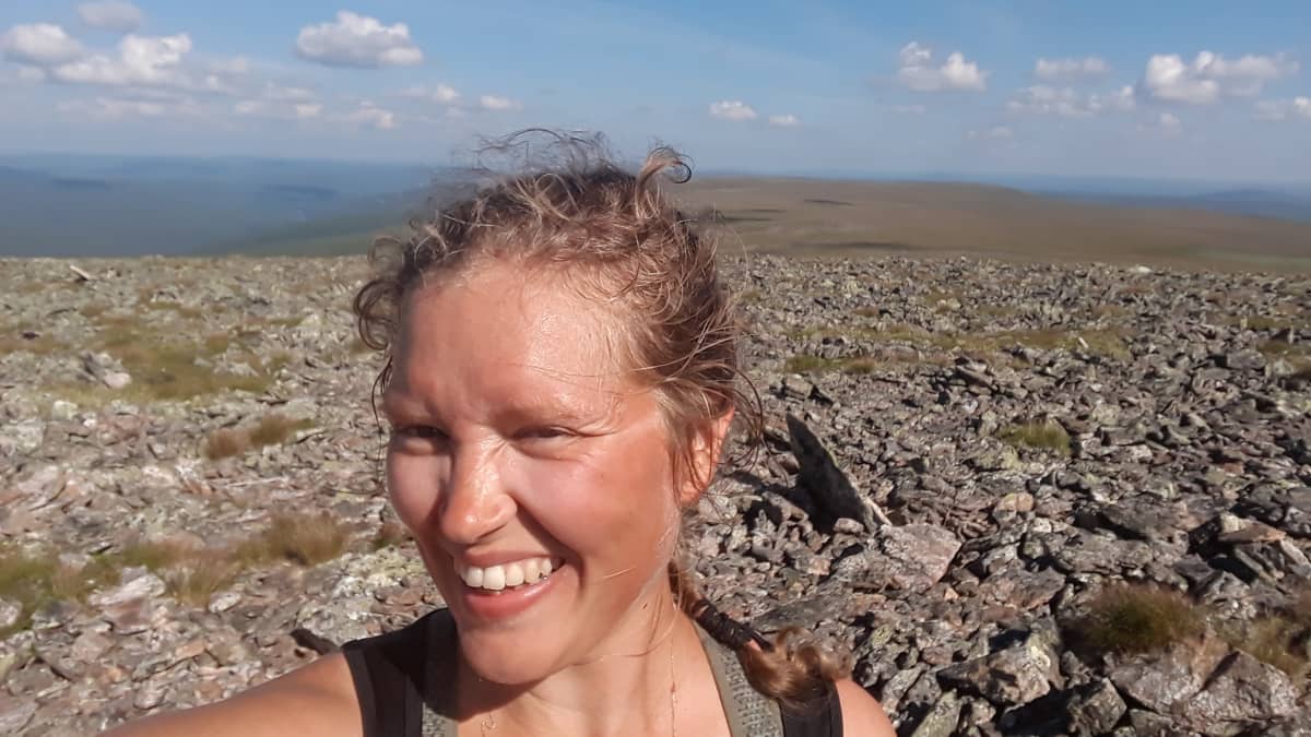 Sara Kinnunen tunturin laella.