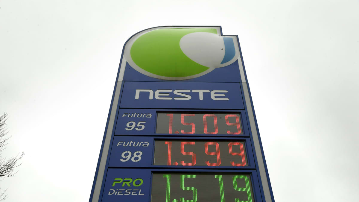 Nesteen huoltoaseman hintapylväs kertoo dieselin kallistuneen.