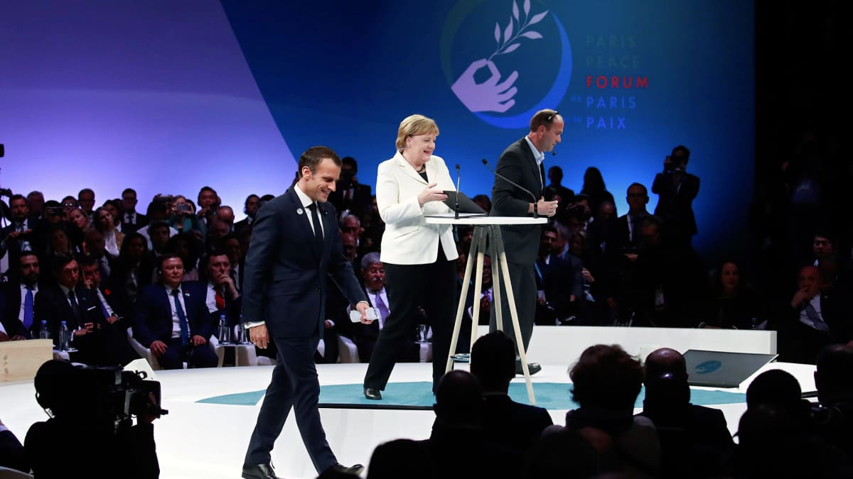 Emmanuel Macron ja Angela Merkel avasivat rauhanfoorumin Pariisissa.