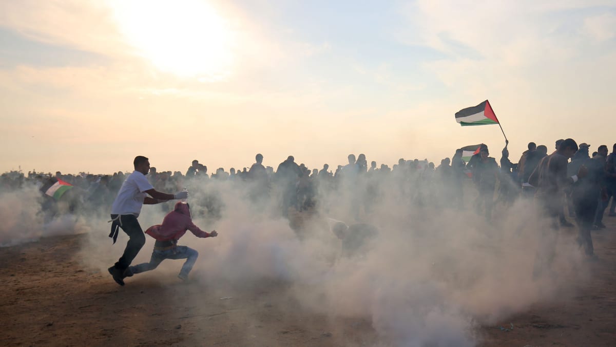 Palestiinalaiset juoksivat suojaan kyynelkaasulta yhteenotoissa Gazan kaistalla 9. marraskuuta.