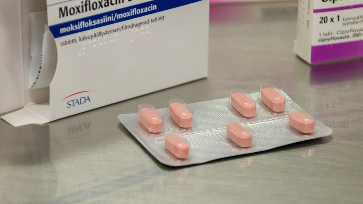 Fluorokinoloniantibiootteihin kuuluvaa Moxifloxacin tabletteja pöydällä