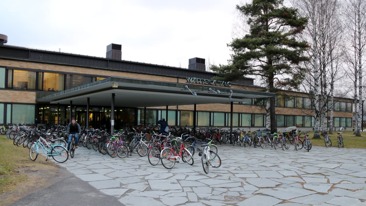 Pyöriä ammattikorkeakoulun toimipisteen edessä Joensuussa.