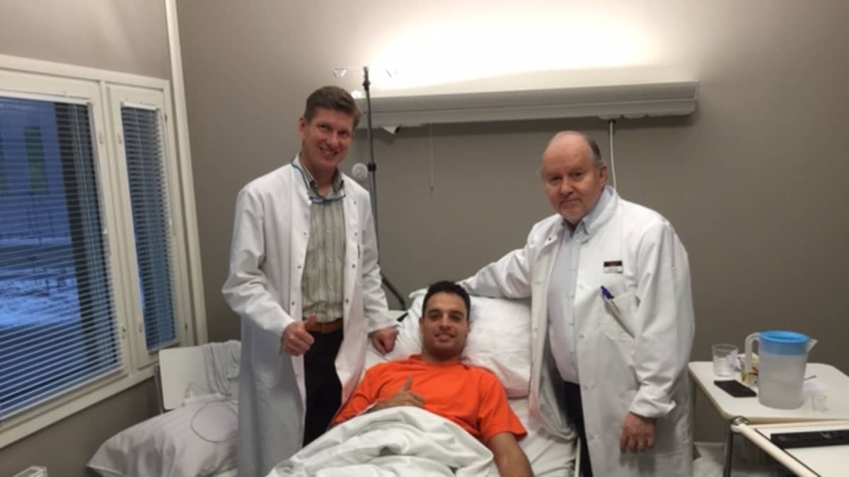 Urheilukirurgi Sakari Orava, anestesialääkäri Timo Miettinen ja FC Barcelonan jalkapalloilija sairaalassa 2017.