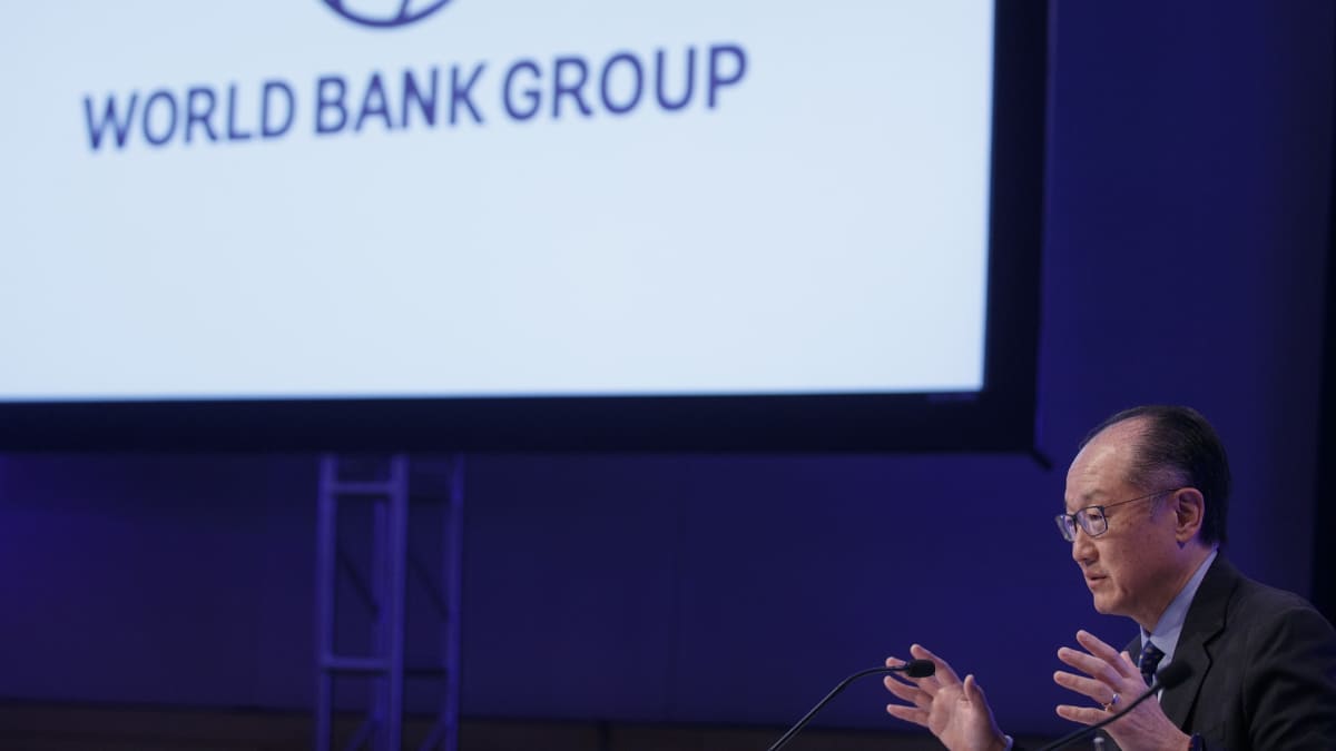 Maailmanpankin pääjohtaja Jim Yong Kim pankin logon edessä