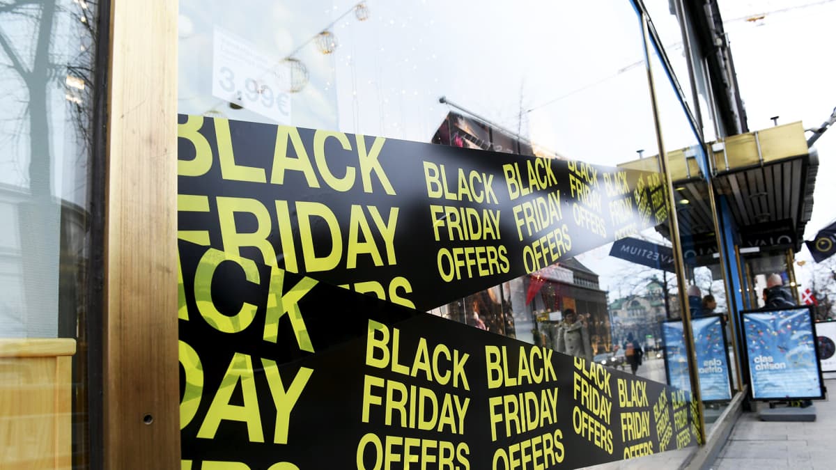 Black Friday -mainoksia Clas Ohlsonin myymälän ikkunassa Mannerheimintiellä Helsingissä.