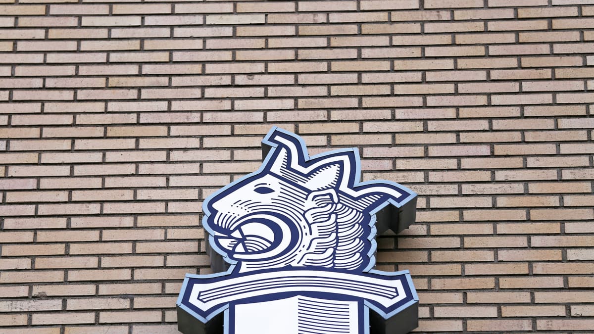 Poliisin logon Turun pääpoliisiaseman seinässä.