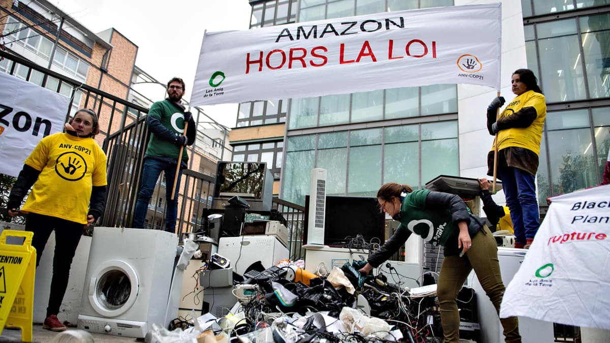 Joukko aktivisteja oli kärrännyt roskakasan Amazonin Ranskan pääkonttorin edustalle Ranskan Clichyssa 23. marraskuuta.
