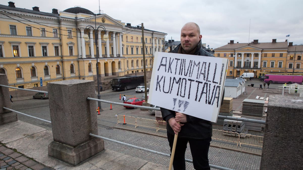 Tilanne pahentunut entisestään: Aktiivimallin leikkuri alentanut jo 160 000  työttömän korvauksia | Yle Uutiset