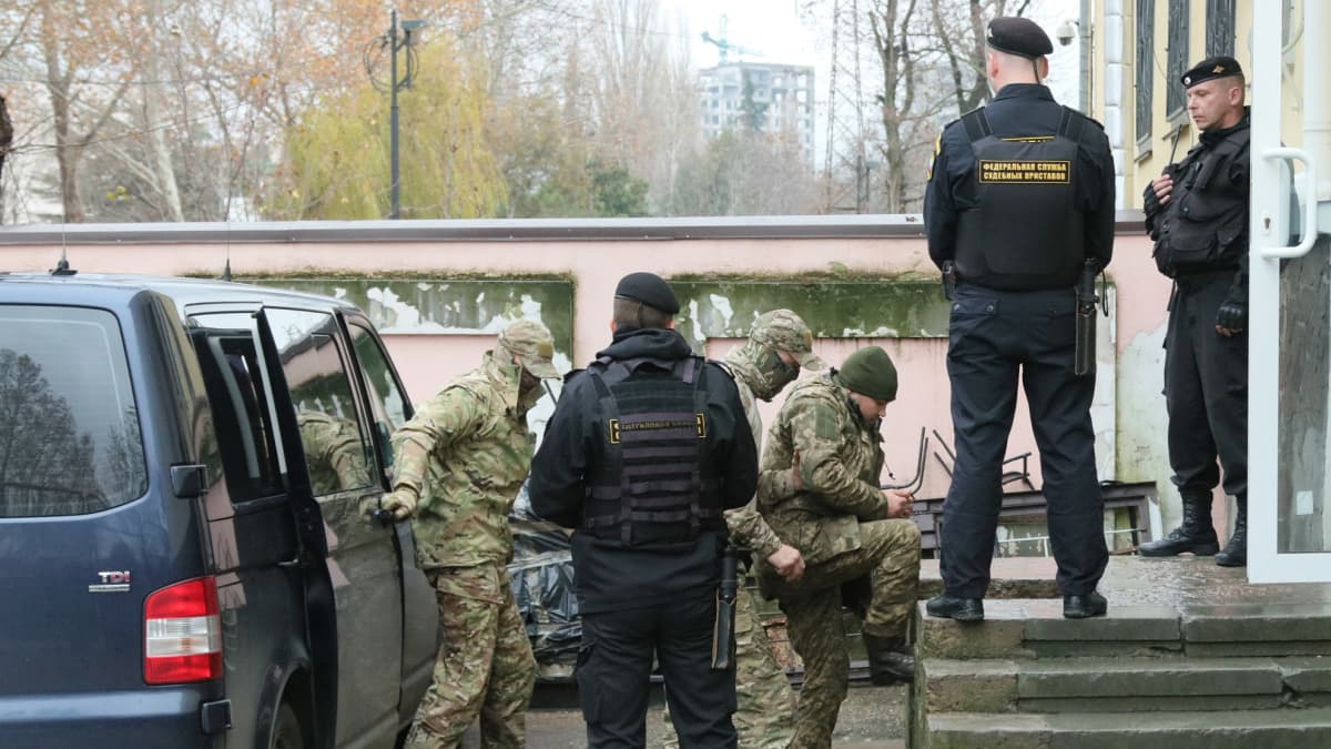 Venäjän kiinniottamia ukrainalaismerimiehiä kuljetettiin  oikeustalolle Simferopolissa Krimin niemimaalla 27. marraskuuta 2018.