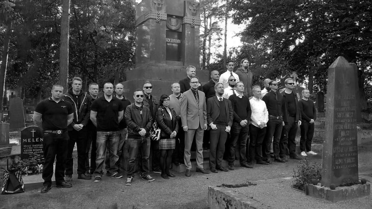 Ryhmä ihmisiä ja kansanedustaja Olli Immonen Eugen Schaumanin haudalla 2015.