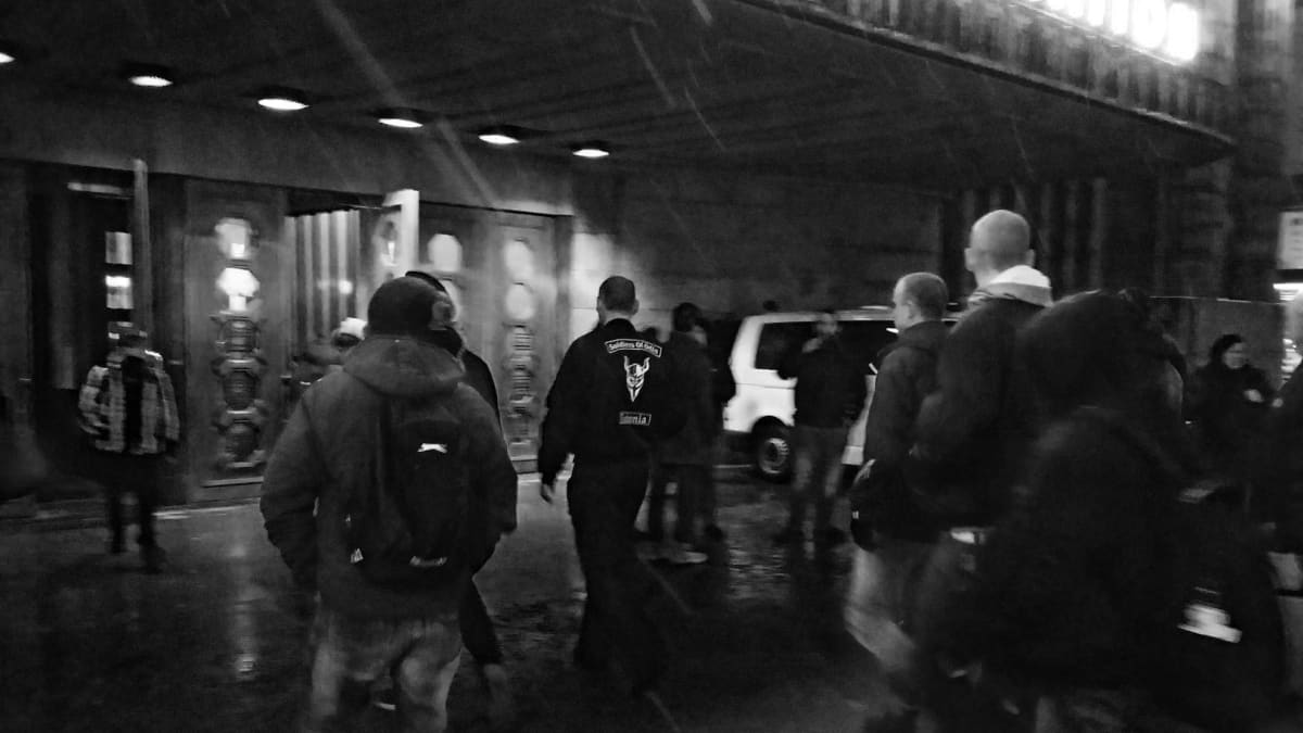 Soldiers of Odin -ryhmän jäseniä Helsingin Rautatieasemalla illalla 6. helmikuuta 2016.