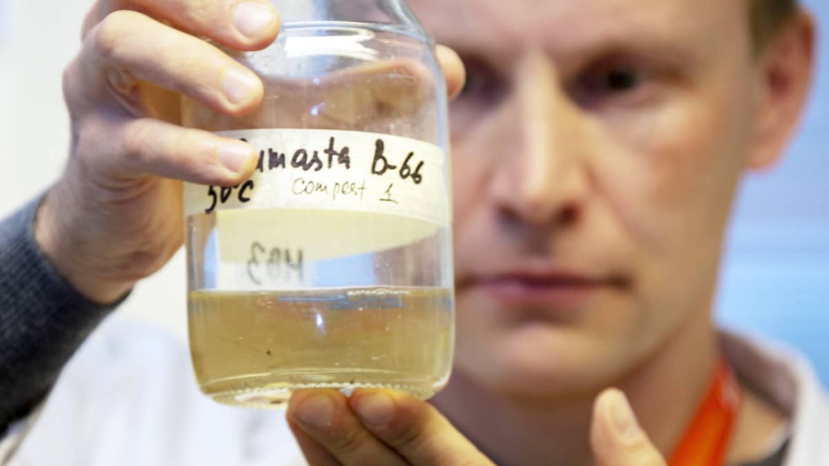 Joosu Kuivanen kehittää muovia syöviä mikrobeja.