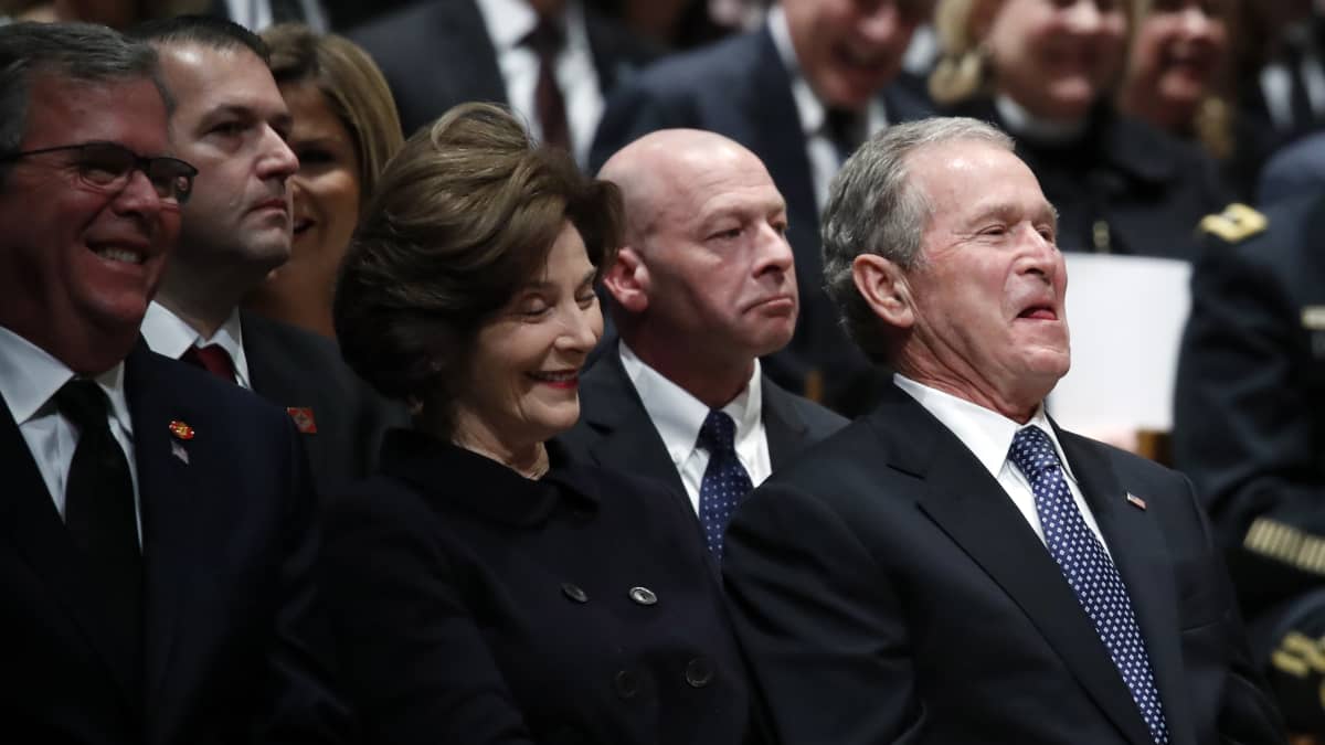 Yhdysvalloissa hautajaisetiketti ei aina vaadi vakavuutta. Kuvassa Yhdysvaltain 43:s presidentti George W. Bush ja puoliso Laura Bush.