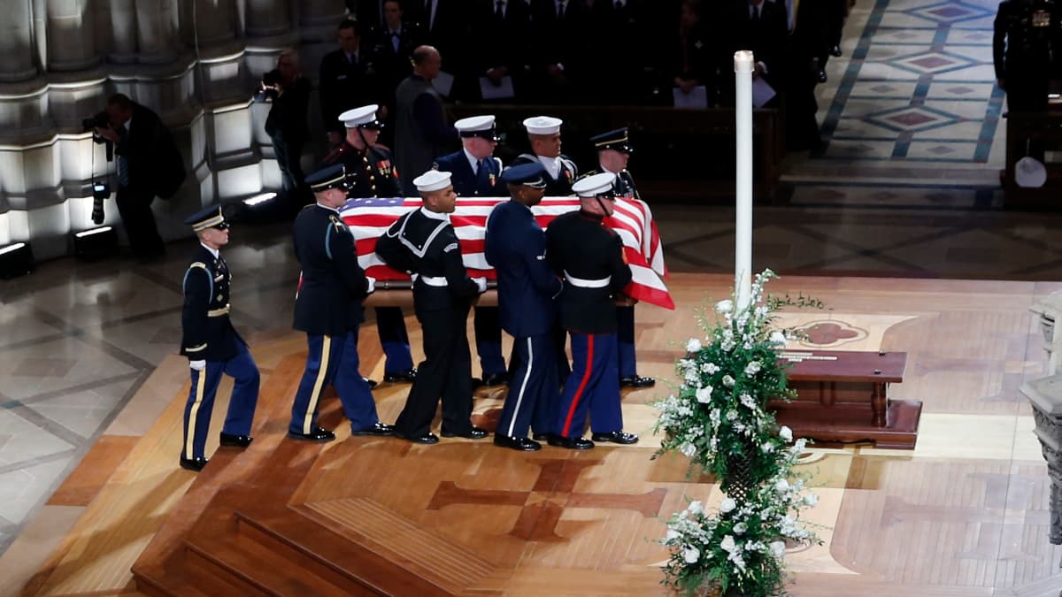 Torstaina presidentti George H. W. Bushin arkku siirretään Teksasiin hautausta varten.