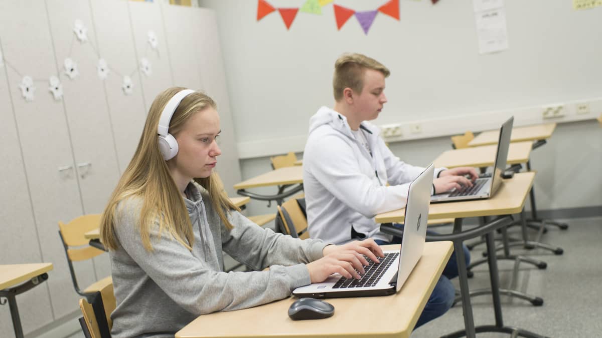 Lotta Kokkonen ja Tommi Jokinen tekemässä äidinkielen koetta.