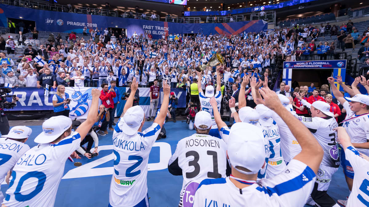 Suomi juhlii maailmanmestaruutta.