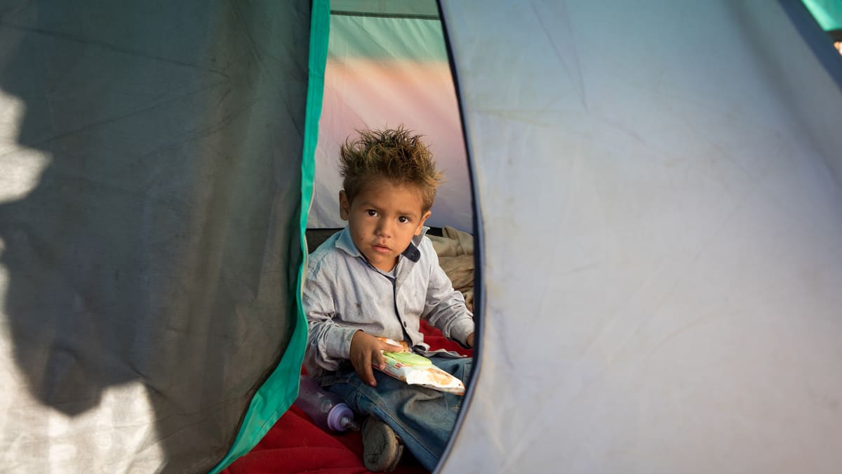 Hondurasilaisen Gabriela Regaladon poika Jefferson, 3 vuotta. 20-vuotias äiti Gabriela asuu teltassa kahden taaperoikäisen lapsensa kanssa siirtolaiskaravaanin leirissä Tijuanassa, Meksikossa.