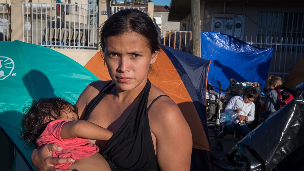 Hondurasilainen Gabriela Regaldo, 20 vuotta, on osa siirtolaiskaravaania. Hän asuu teltassa Tijuanassa kahden taaperoikäisen lapsensa  kanssa. Sylissään hänellä on 1,5 vuotias tytär, Sofia.