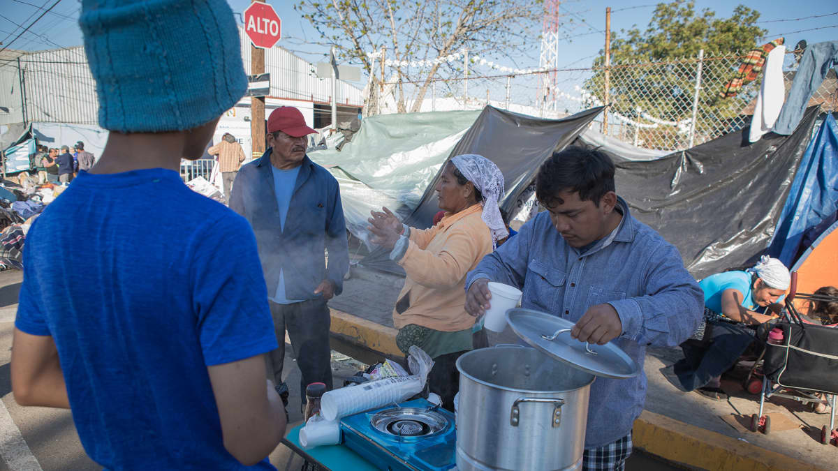 Väli-Amerikasta matkannut siirtolaiskaravaani on leiriytynyt Yhdysvaltain raja-aidan tuntumaan Tijuanaan, Meksikoon. Ensimmäinen leiri on suljettu puutteellisen hygienian vuoksi, mutta moni ei halua siirtyä uuteen leiriin kauemmaksi rajasta.