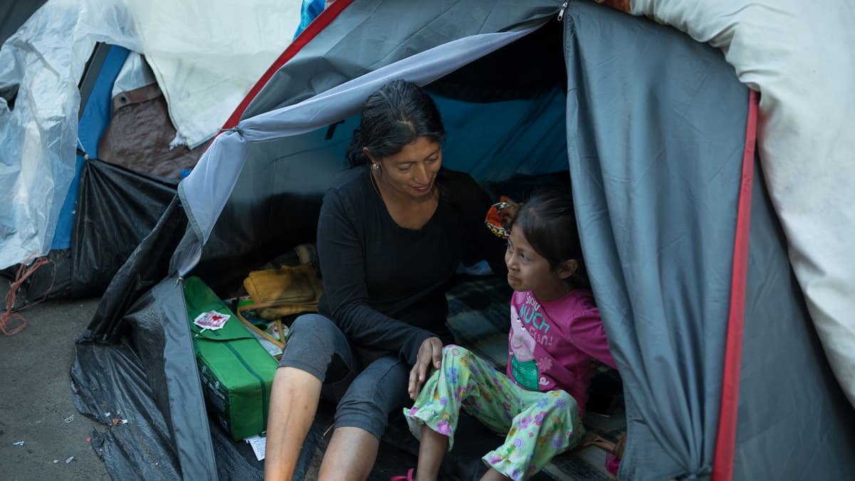Hondurasilainen Elva Galdamoz Aguilai asuu teltassa kolmen lapsensa kanssa. Kuvassa tytär Nazaret, 6 vuotta.