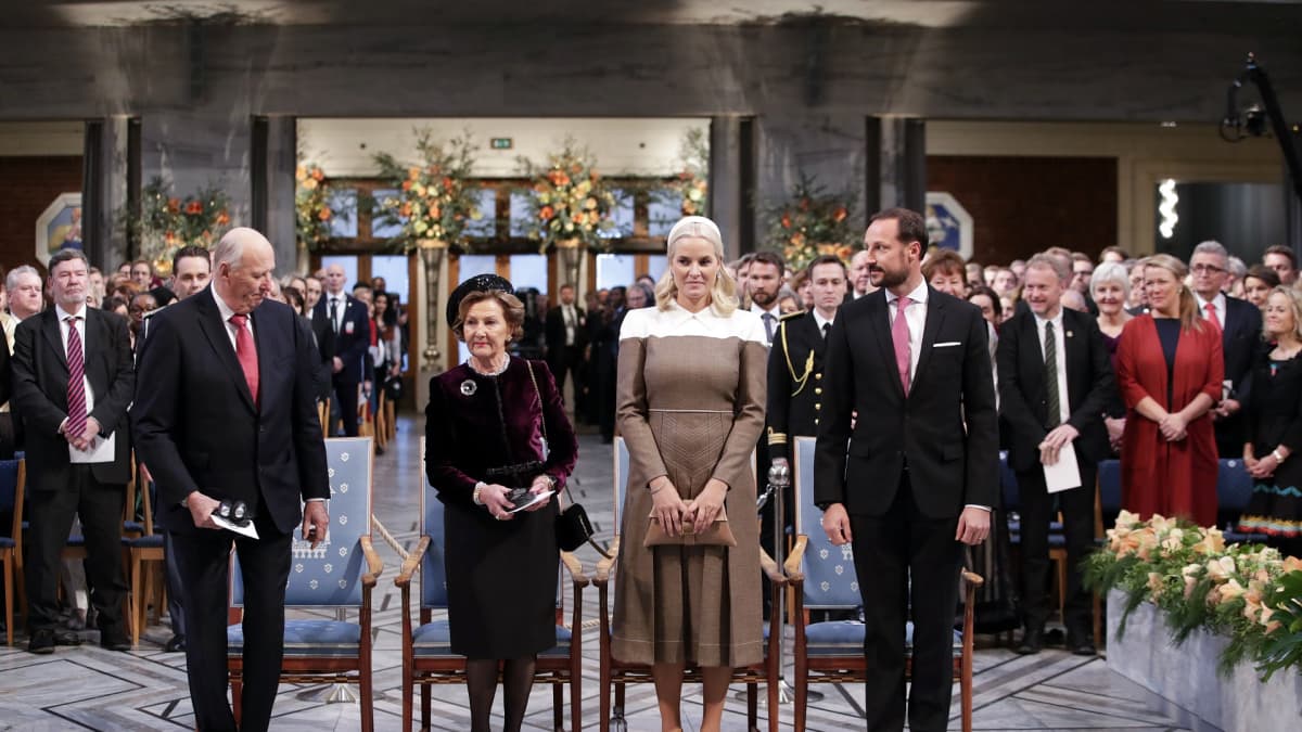 Norjan kuningas Harald, kuningatar Sonja, kruununprinsessa Mette-Marit ja kruununprinsssi Haakon Nobelin rauhanpalkintojuhlassa.
