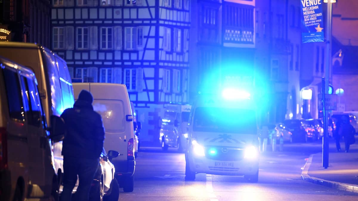 Hälytysajoneuvoja liikkuu Strasbourgissa ampumisen jälkeen.