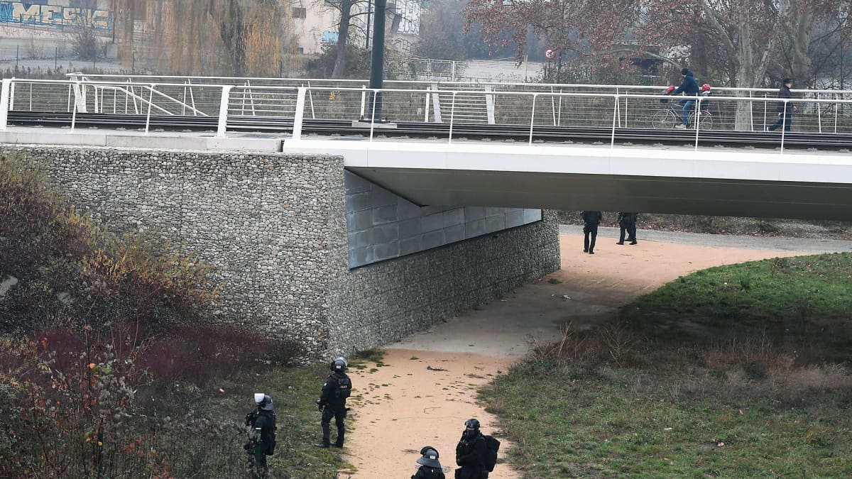 Ranskan poliisin erikoisjoukot etsivät epäiltyä  Strasbourgissa.
