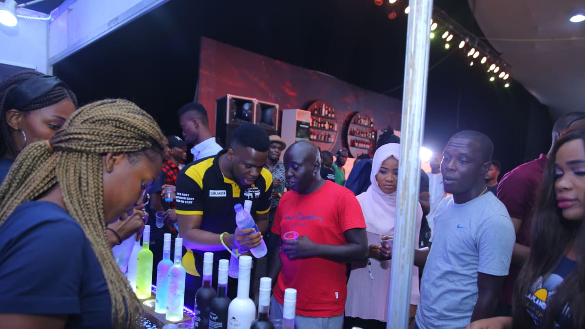 Yleisöä Laplandia-vodkan esittelytiskillä Lagosissa.