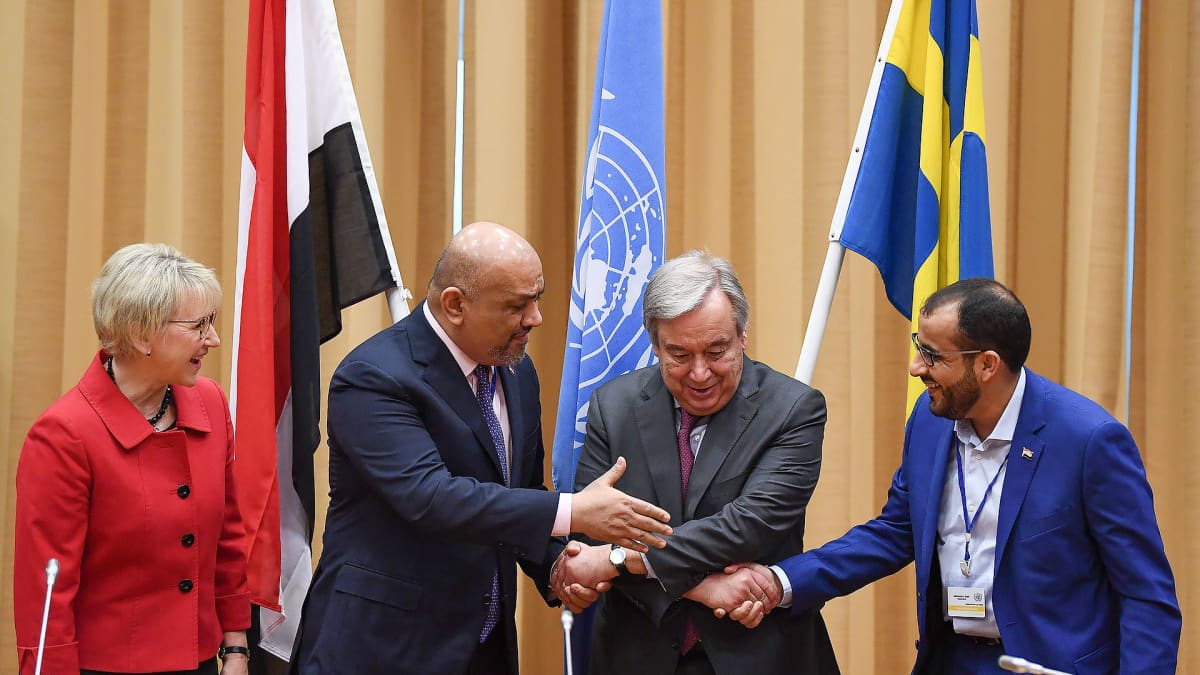 Jemenin sotivien osapuolten edustajat kättelevät YK:n pääsihteeri Antonio Guterresin silmien alla. Vasemmalla Margot Wallström.