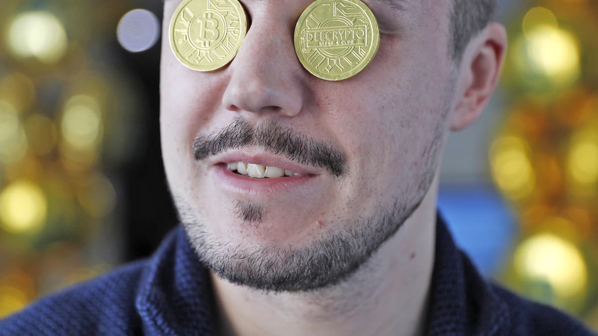 Bitcoin -kolikot miehen silmien päällä.