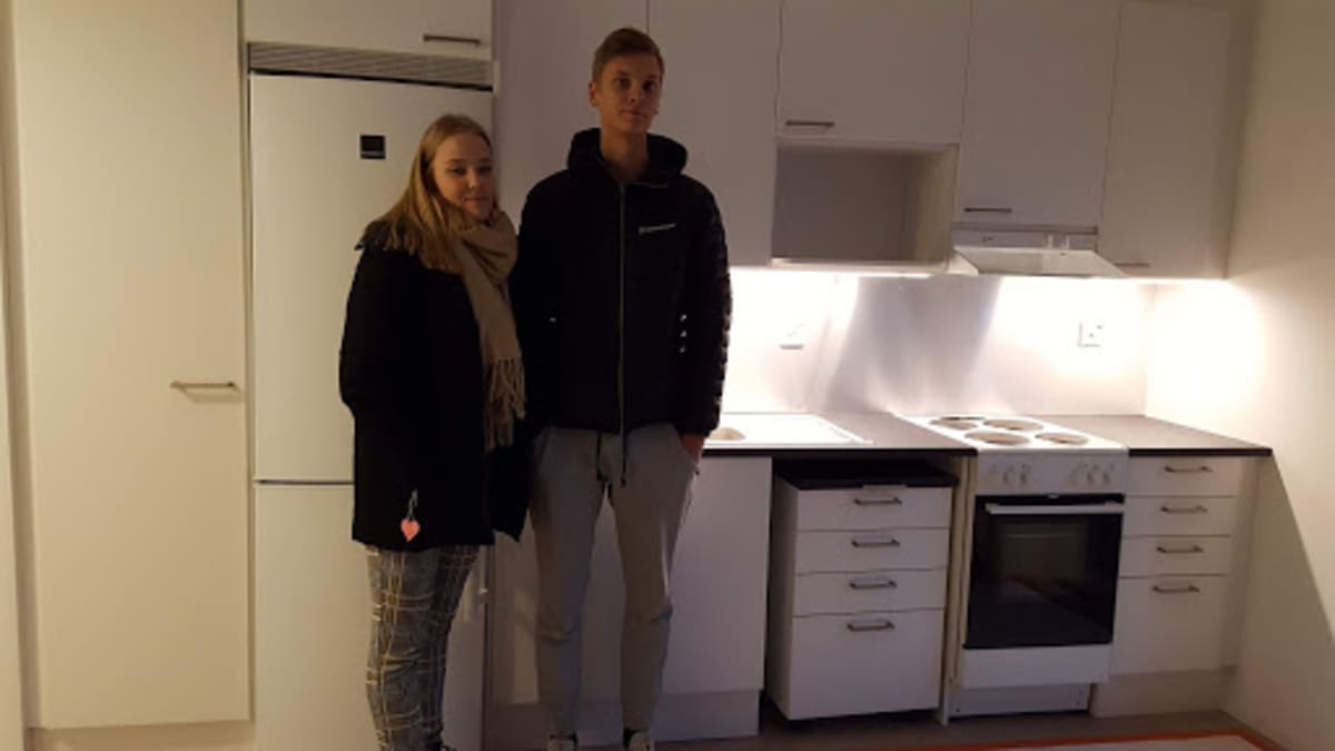 Salla Havia ja Valtteri Kaartosalmi uudessa opiskelija-asunnossaan