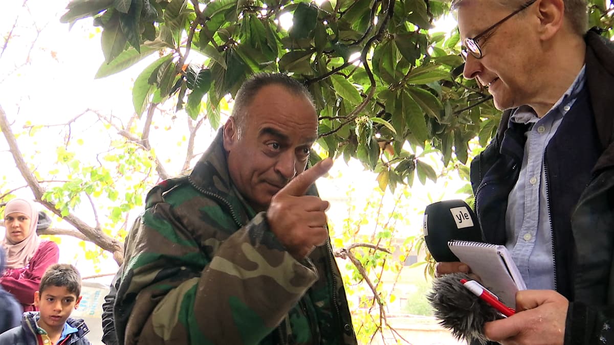 Sotilas heristelee sormea toimittajalle