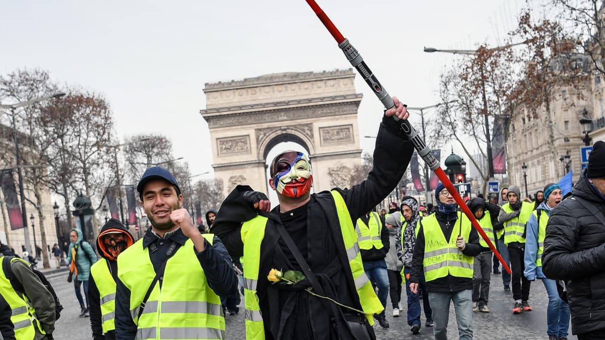 Keltaliiviset mielenosoittajat kokoontuvat Pariisissa.