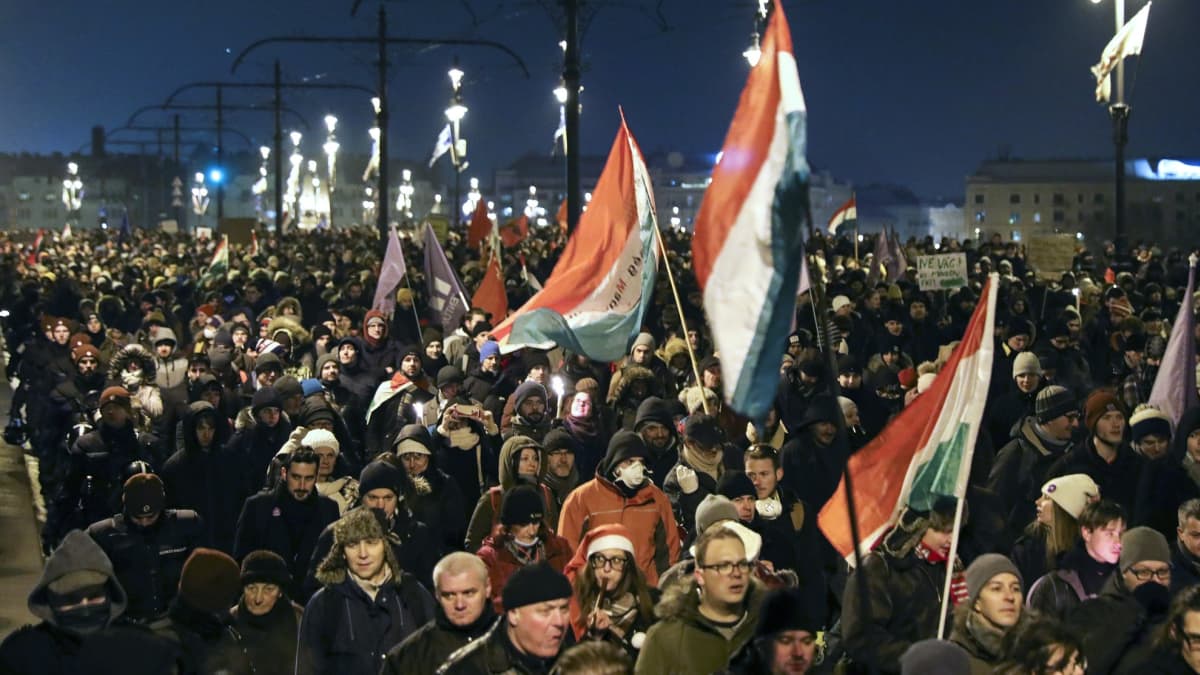 Mielenosoittajat protestoivat pääministeri Viktor Orbanin halintoa vastaan Budapestissä 16. joulukuuta 2018.
