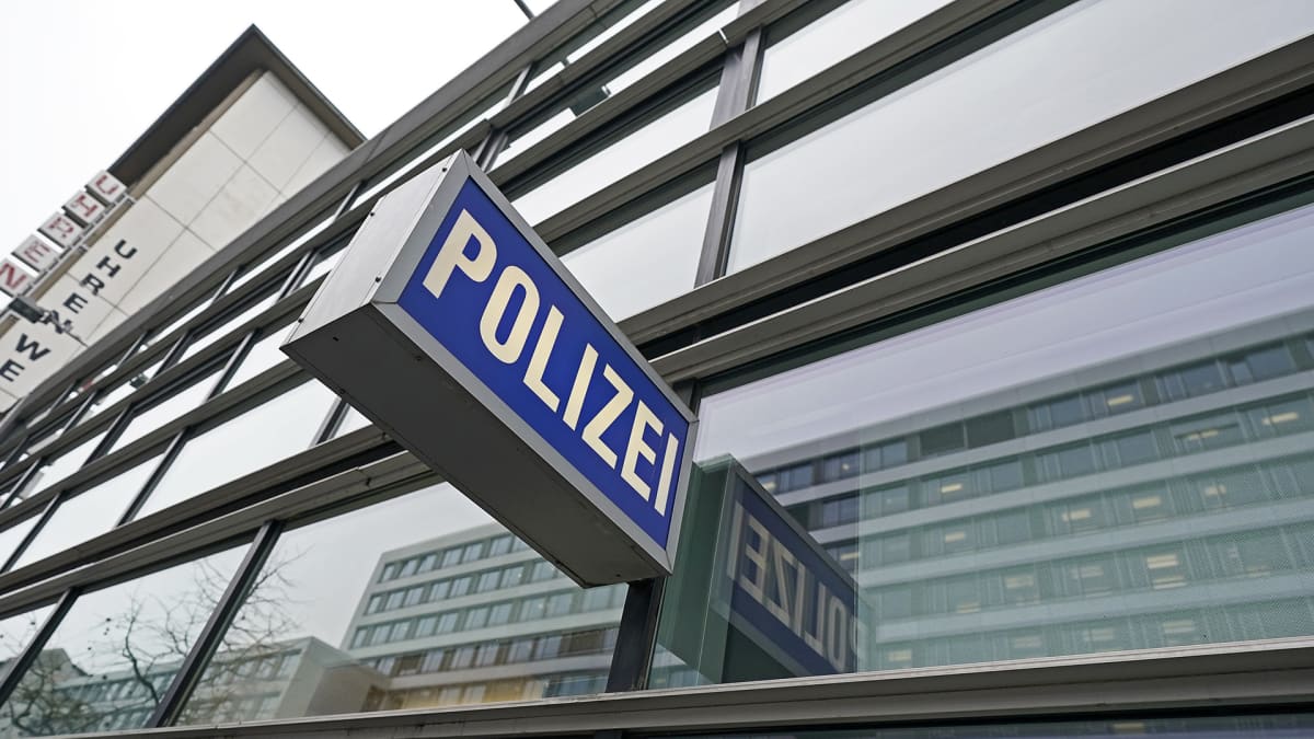Poliisiaseman kyltti Frankfurtissa.