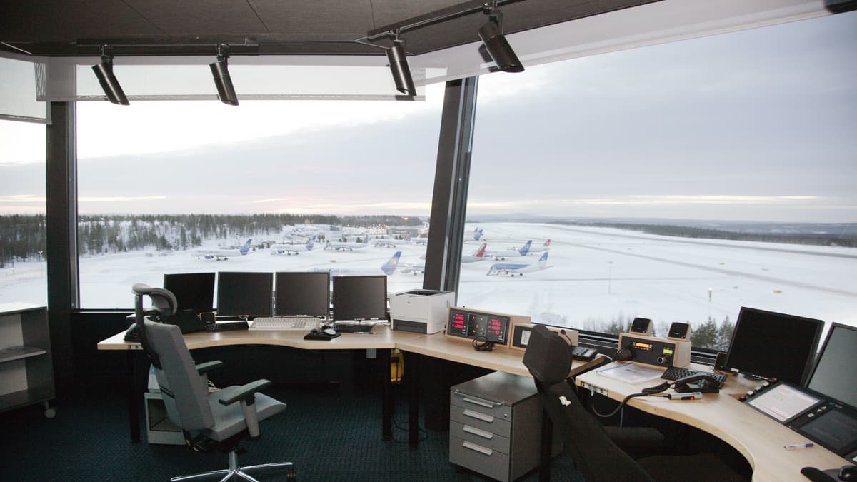 Rovaniemen lentoaseman lennonjohtotorni.