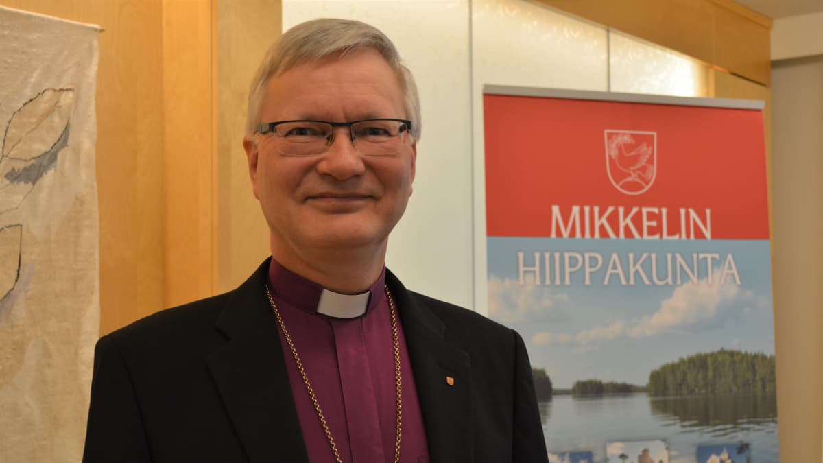 Piispa Seppo Häkkinen.