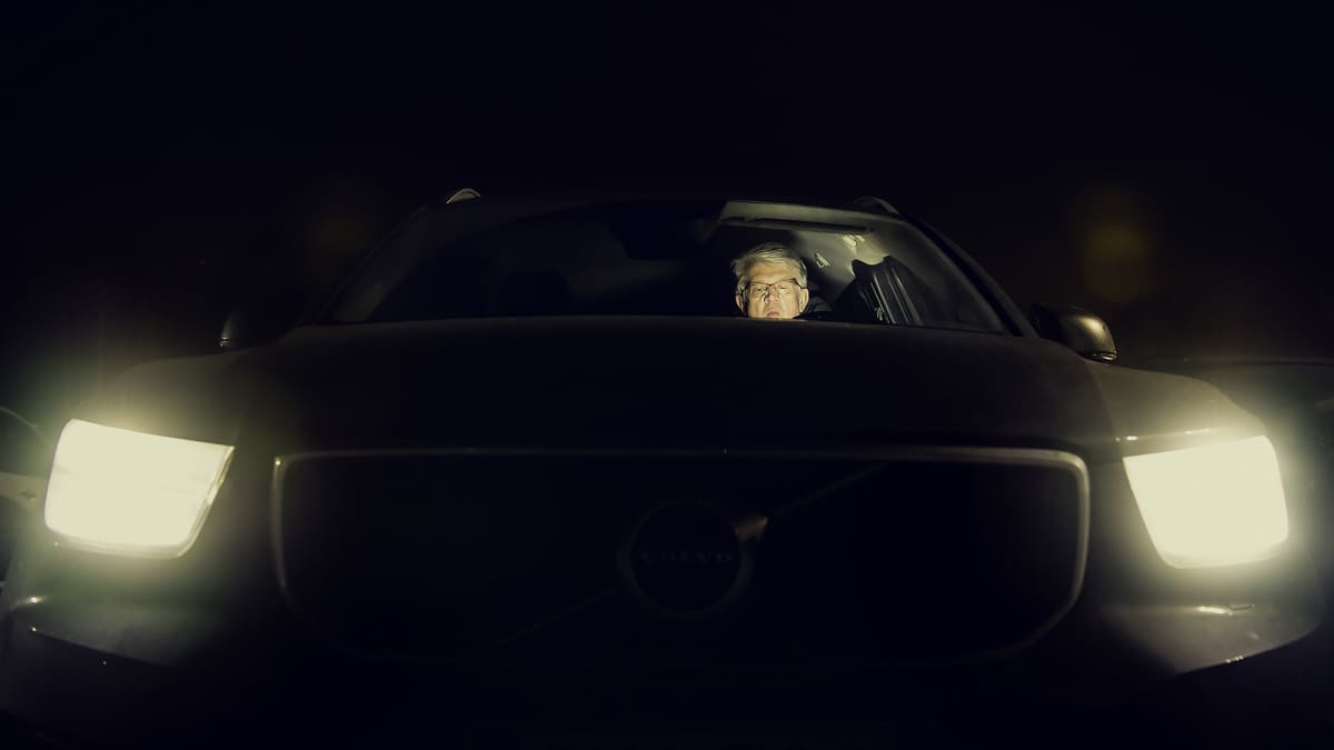 Juha Rehula istuu autossa pimeyden keskellä.