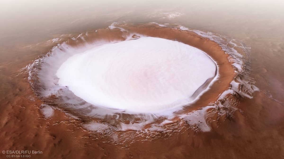 Kuvassa näkyy jäätikön peittämä kraateri, joka on halkaisijaltaan 82 kilometriä.