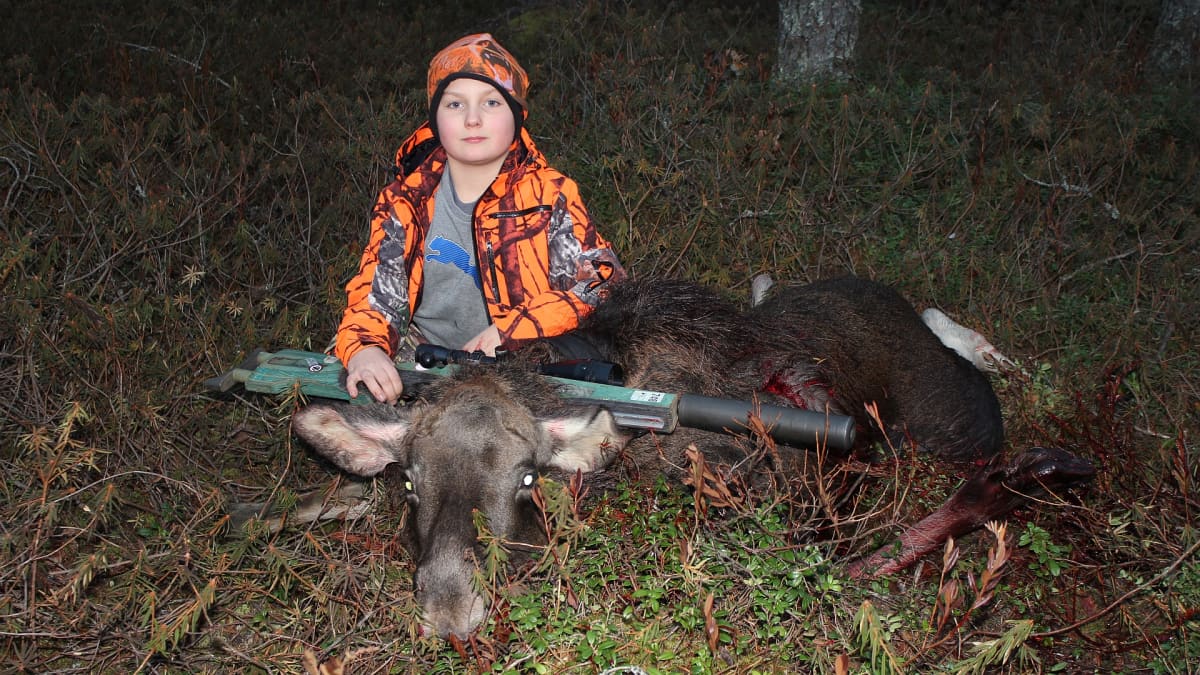 11-vuotias Axel Kovero kaatoi ensimmäisen hirvensä tänä syksynä. 
