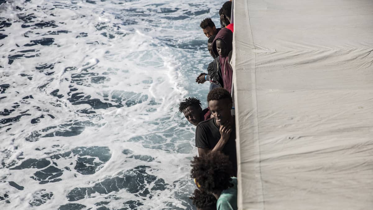 Pakolaisia laivan kannella.