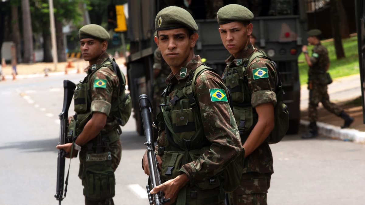 Brasilian pääkaupungin kaduille jalkautuneet sotilaat turvaavat presidentin virkaanastujaisia. 