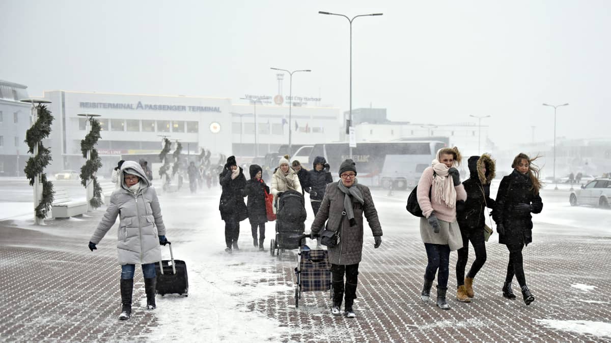 Risteilymatkustajat tulevat ulos Tallinnan sataman A-terminaalista keskiviikkkona 2. tammikuuta 2019. 